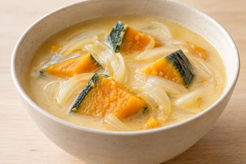 かぼちゃと玉ねぎの豆乳みそスープの完成イメージ